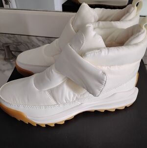 Sorel Women's White Puffer Booties With Puffy Strap